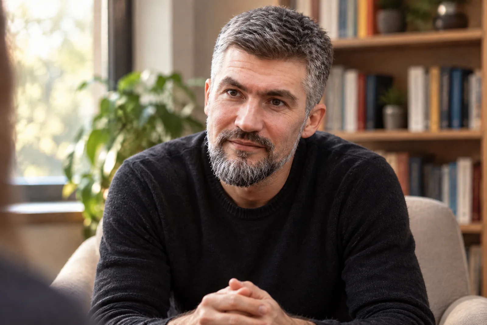 Игорь Заворин, психолог, в кабинете внимательно слушает собеседника